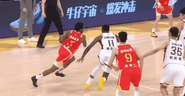 乐鱼线上服务-小巴里-布朗突破过掉迪亚洛上篮，迪亚洛又身后追防上演钉板大帽